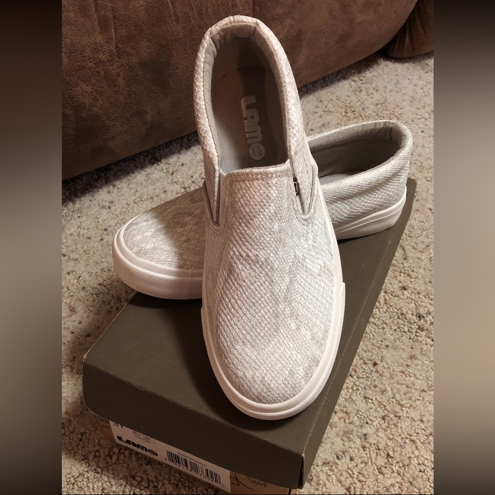 Brand New Girls Lamo Brand White Snake Print Slides Size 3